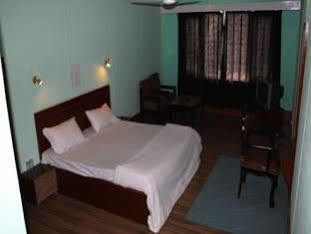 Hotel Pamposh Srīnagar Buitenkant foto