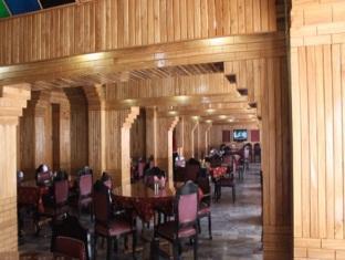 Hotel Pamposh Srīnagar Buitenkant foto